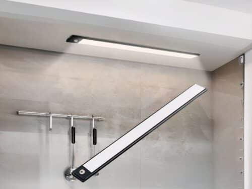 Réglette LED de cuisine noire sans fil, magnétique à détecteur de mouvement, installées sous un meuble haut de cuisine.