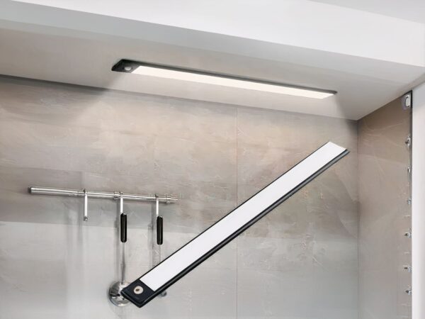 Réglette LED de cuisine noire sans fil, magnétique à détecteur de mouvement, installées sous un meuble haut de cuisine.