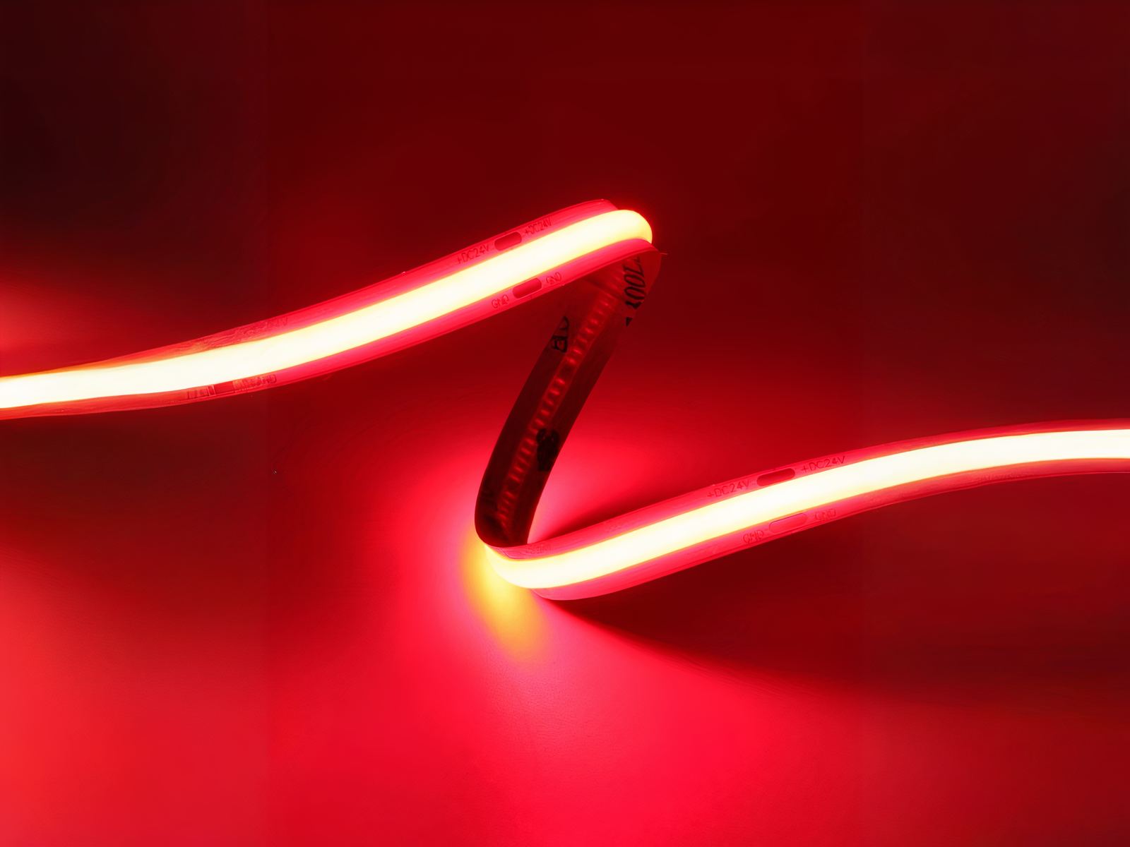 Ruban led 12v adhésive flexible lumière rouge, sur un fond rouge.
