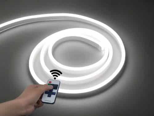 Ruban led 12v blanc étanche avec télécommande, sur un fond gris.