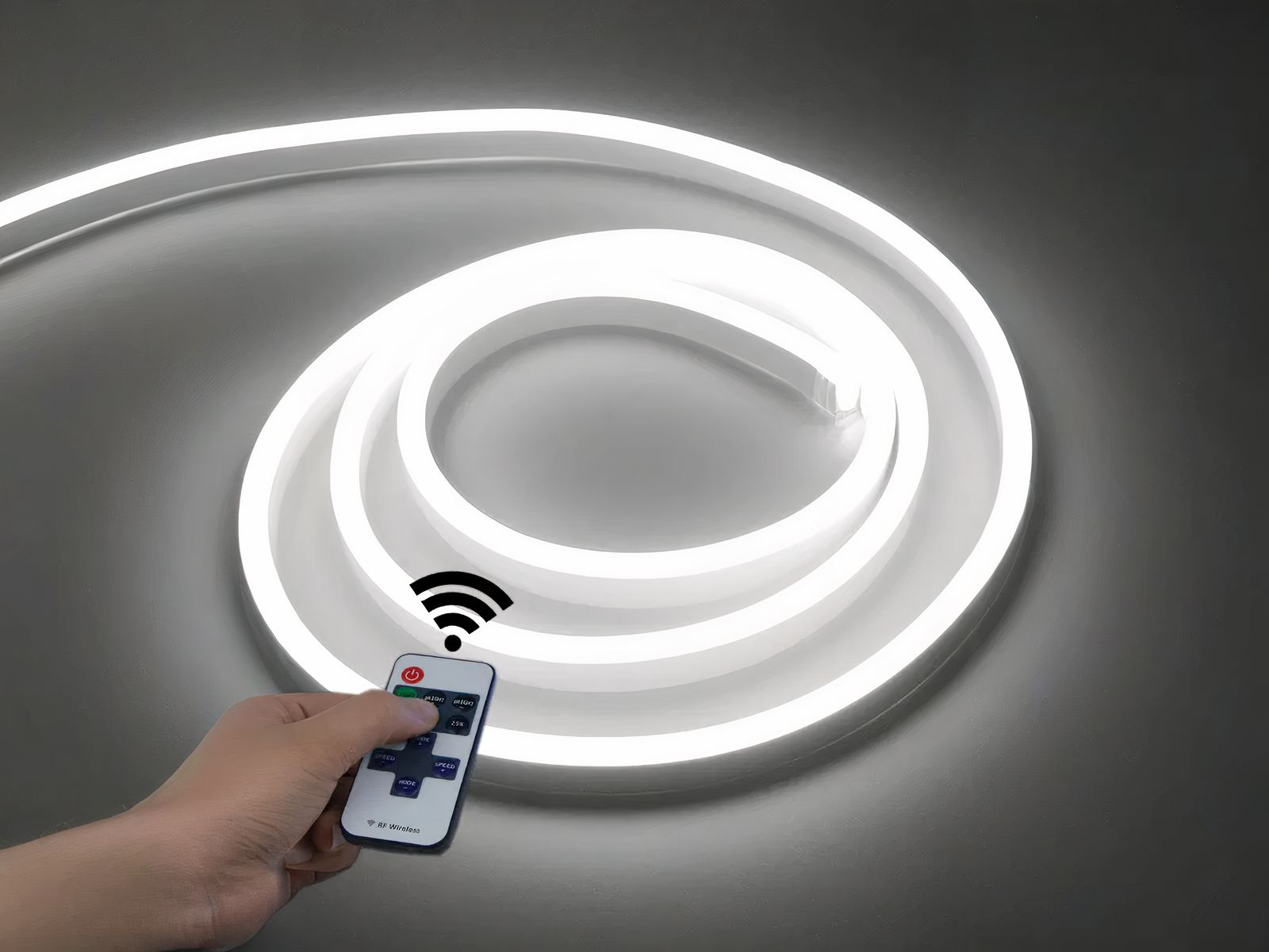 Ruban led 12v blanc étanche avec télécommande, sur un fond gris.