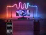 Ruban led 12v connecté multifonction, multicolore derrière un ordinateur, controlé par un téléphone.