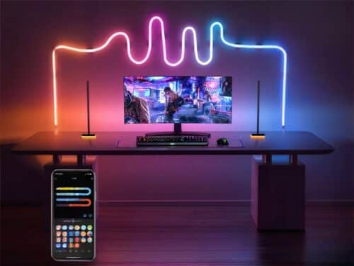 Ruban led 12v connecté multifonction, multicolore derrière un ordinateur, controlé par un téléphone.