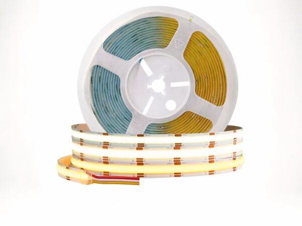 Ruban led 12v design lumière ajustable, sous forme de rouleau, sur un fond blanc.