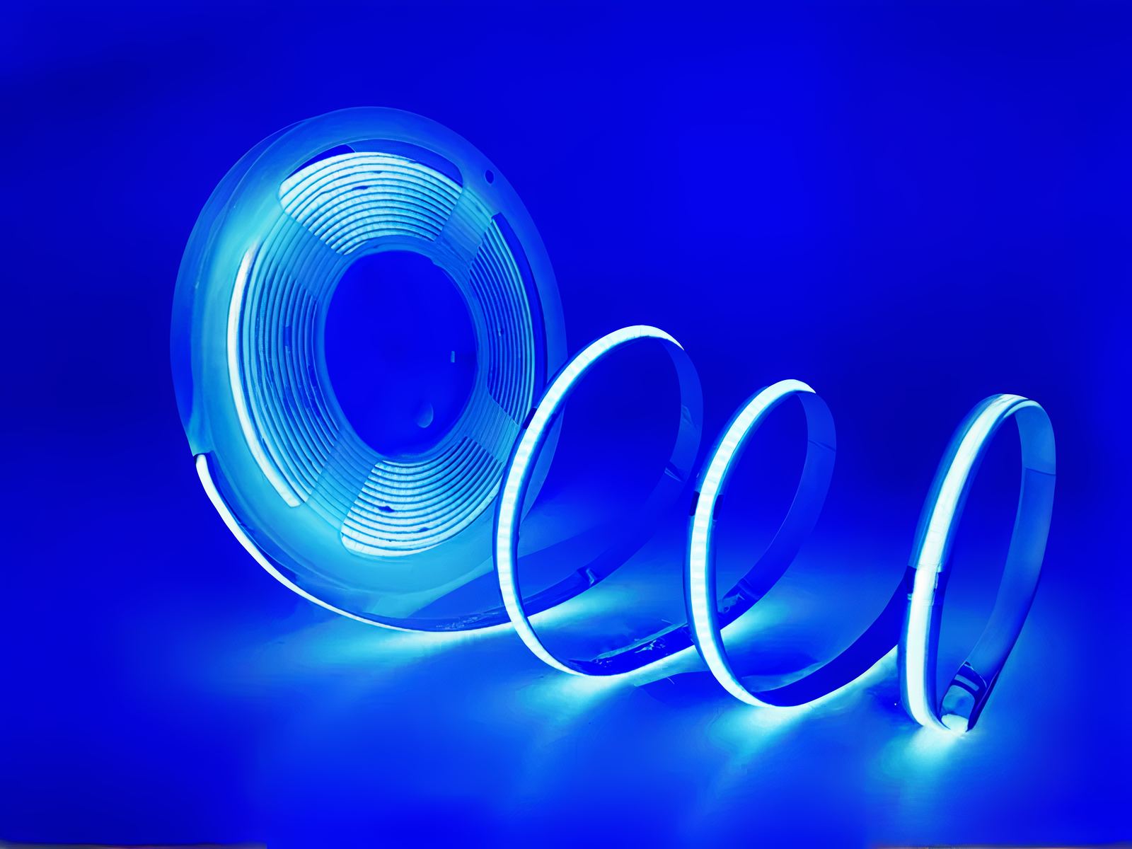 Ruban led 12v lumineux avec câble USB, de couleur bleue sur un fond bleu.