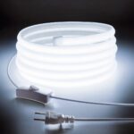 Ruban LED 220V étanche et durable allumé sur fond noir