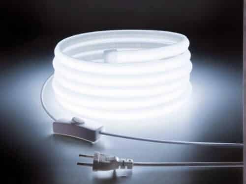 Ruban LED 220V étanche et durable allumé sur fond noir