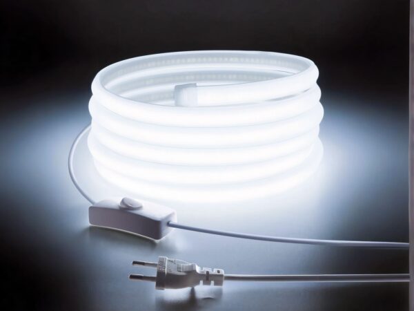 Ruban LED 220V étanche et durable allumé sur fond noir