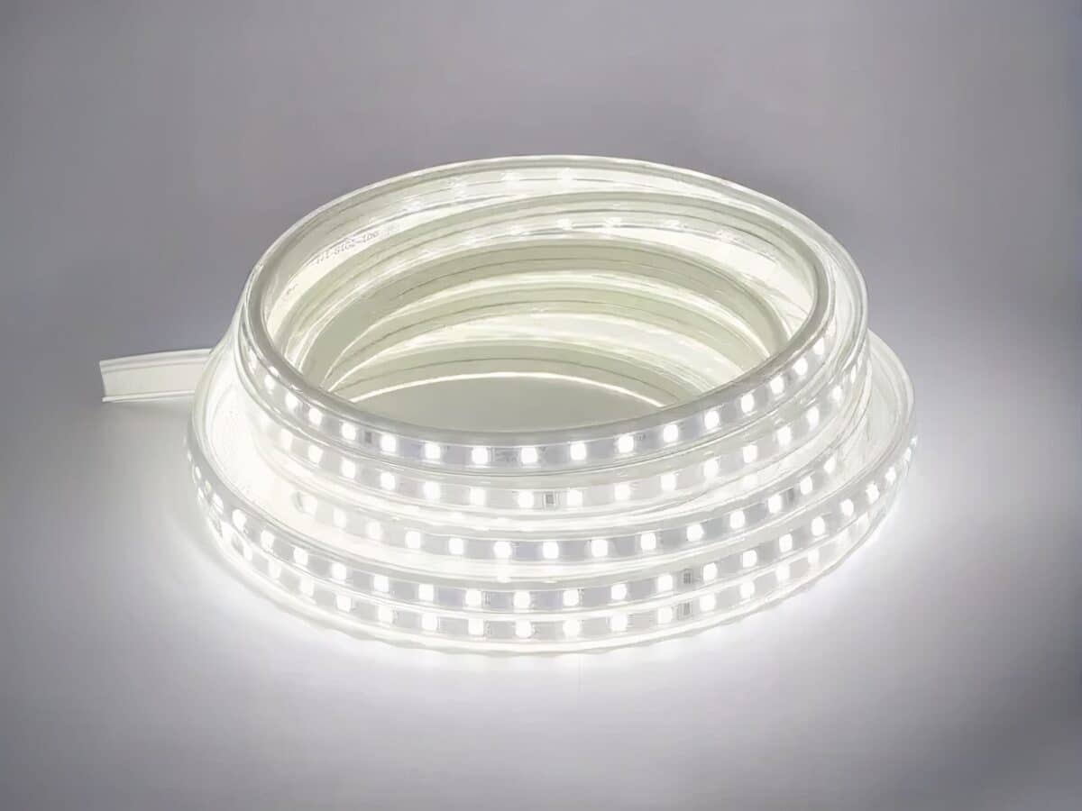 Ruban LED 220V flexible et résistant Ruban LED 220V flexible et résistant allumé sur fond gris