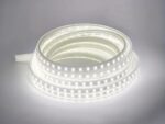 Ruban LED 220V flexible et résistant allumé sur fond gris
