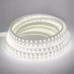 Ruban LED 220V flexible et résistant Ruban LED 220V flexible et résistant allumé sur fond gris