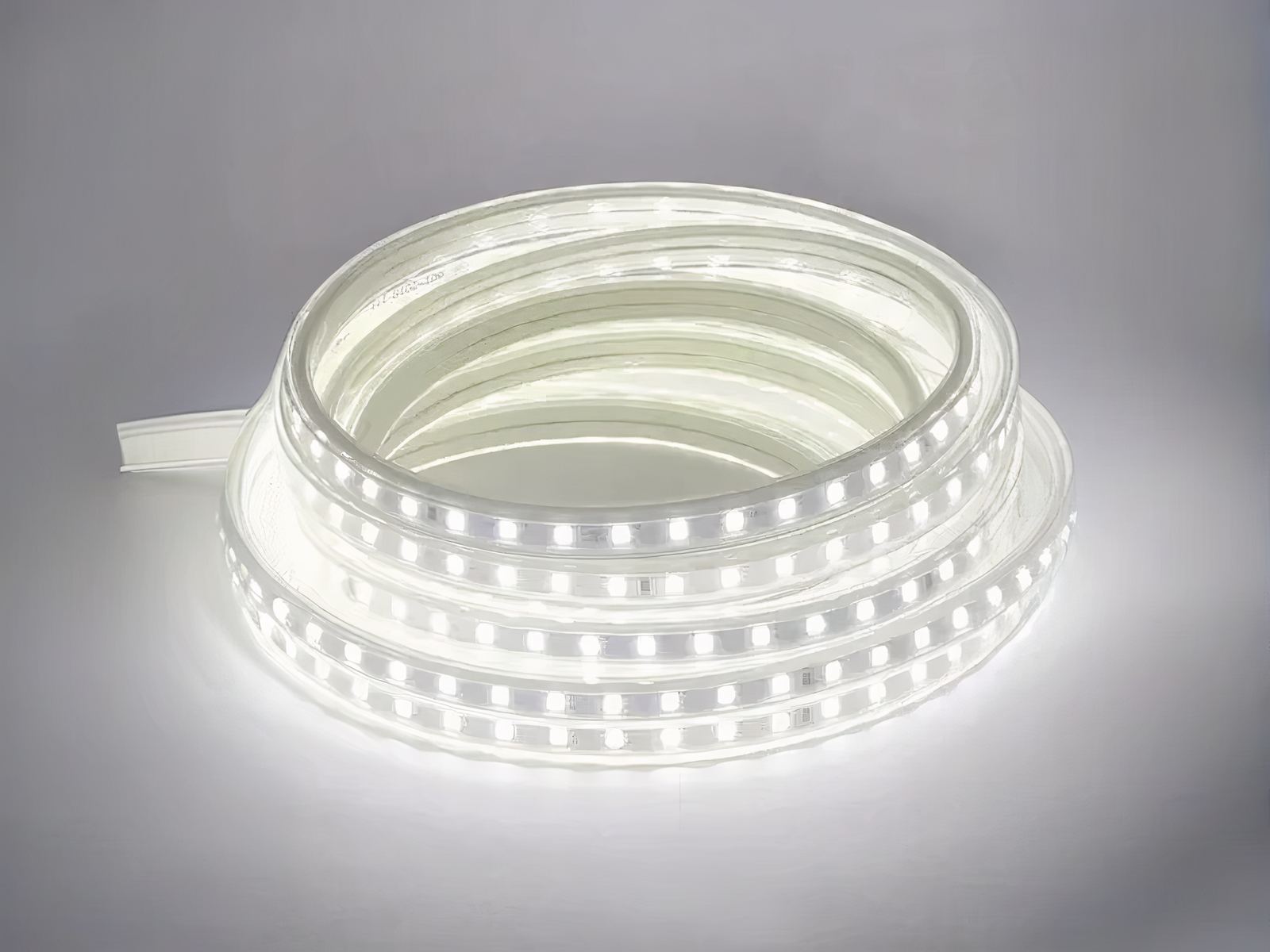 Ruban LED 220V flexible et résistant allumé sur fond gris
