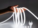 Ruban LED 220V robuste et résistant allumé et tenu dans une main