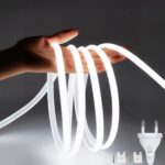 Ruban LED 220V robuste et résistant Ruban LED 220V robuste et résistant allumé et tenu dans une main