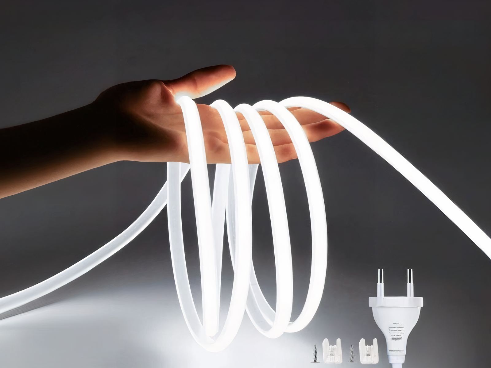 Ruban LED 220V robuste et résistant allumé et tenu dans une main