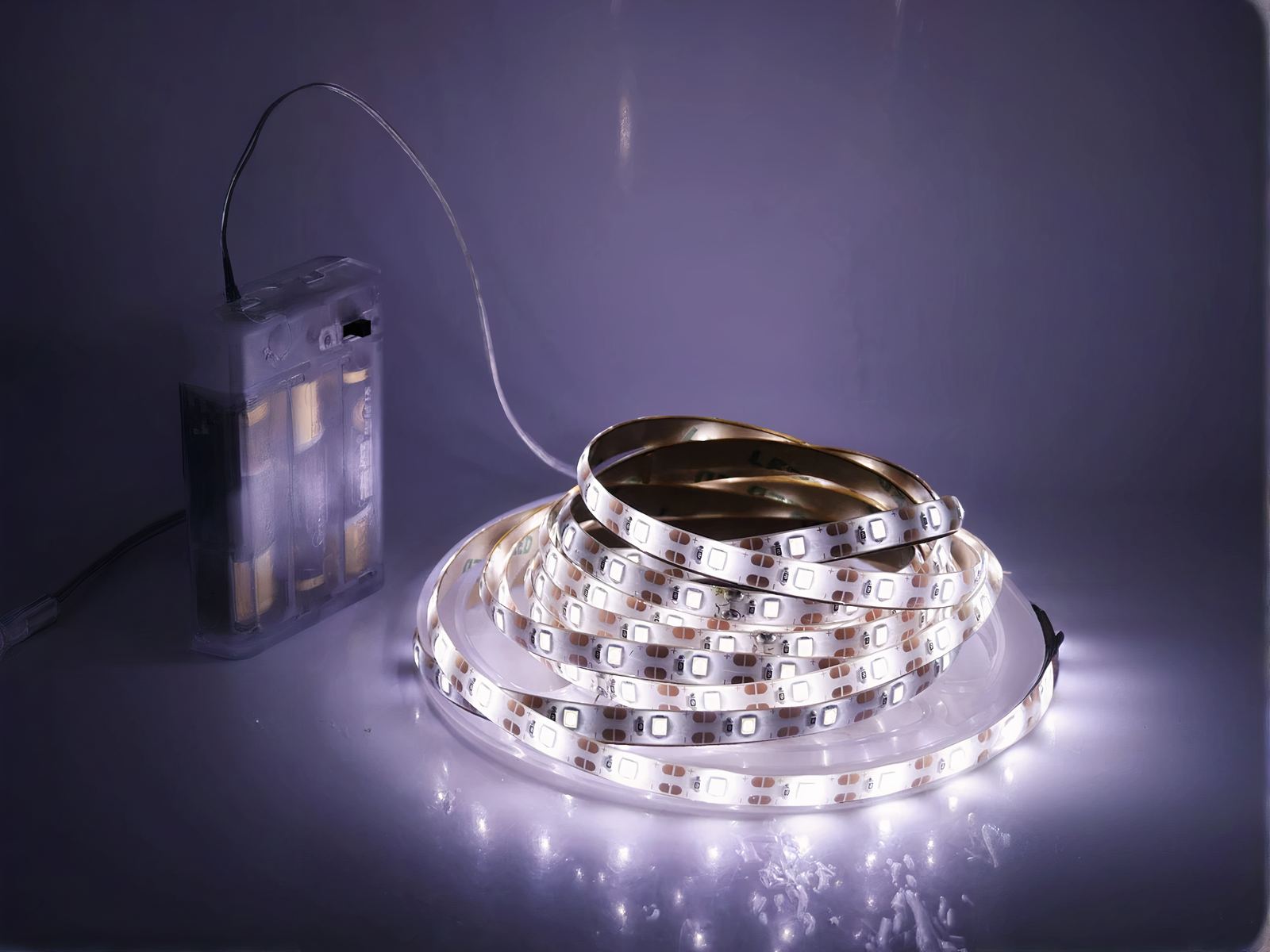 Ruban LED à pile 5m pratique et polyvalent allumé sur fond sombre