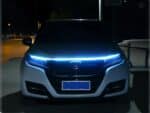 Ruban led exterieur étanche bleu pour voiture, sur le capot d'une voiture en extérieur.