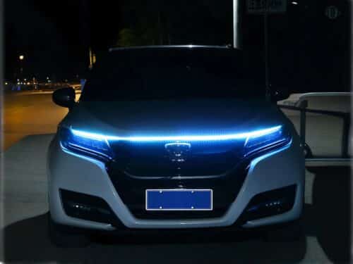 Ruban led exterieur étanche bleu pour voiture, sur le capot d'une voiture en extérieur.