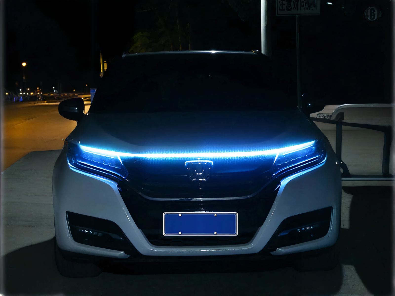 Ruban led exterieur étanche bleu pour voiture, sur le capot d'une voiture en extérieur.