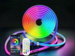 Ruban led recoupable multicolore et connecté, avec une télécommande en dessous.