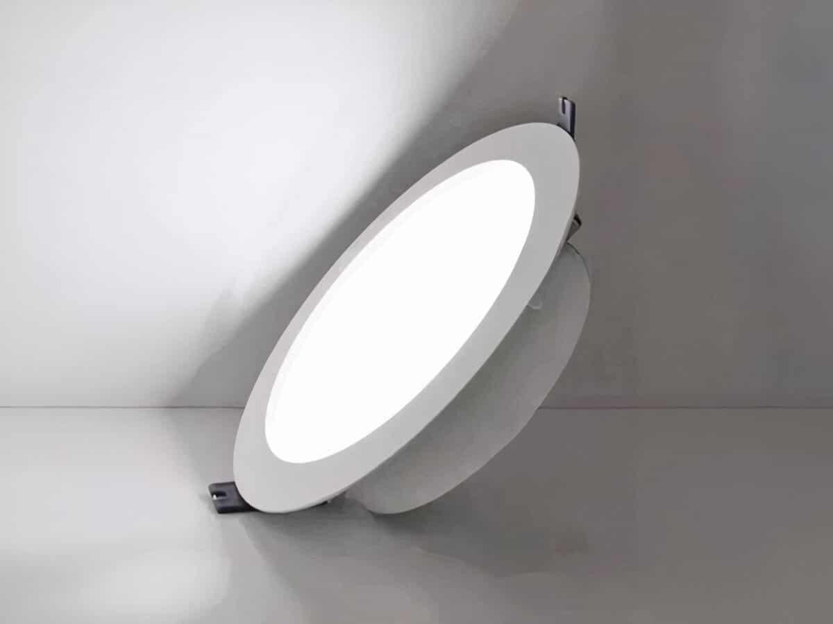 Spot LED encastrable pratique et moderne en aluminium allumé sur fond sombre