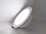 Spot LED encastrable pratique et moderne en aluminium allumé sur fond sombre