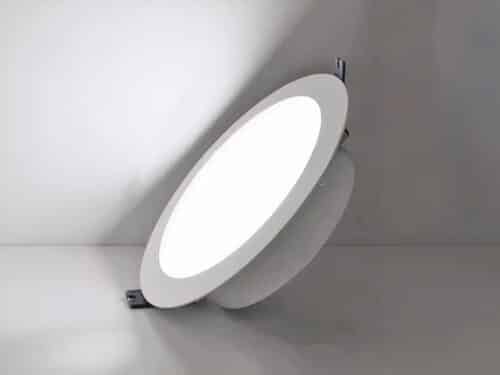 Spot LED encastrable pratique et moderne en aluminium allumé sur fond sombre