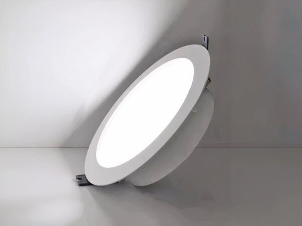 Spot LED encastrable pratique et moderne en aluminium allumé sur fond sombre