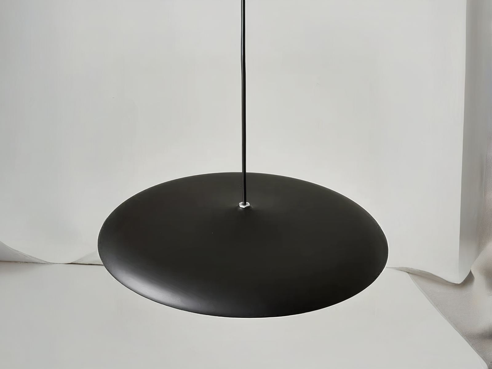 Suspension LED design en forme de soucoupe noire