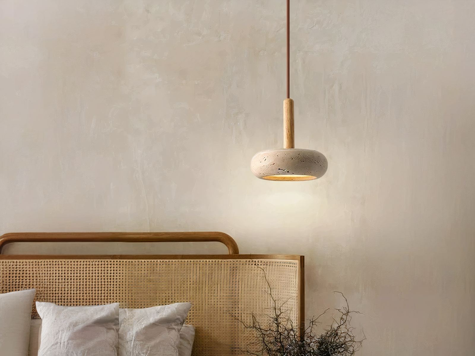 Suspension LED design et élégant en travertin Suspension LED design et élégant en travertin, sur un fond beige, ambiance cosy.