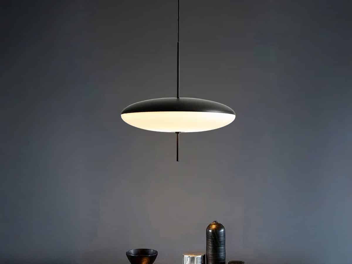 Suspension LED design minimaliste noire et blanche Suspension LED design minimaliste noire et blanche, dans une pièce sombre.