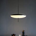 Suspension LED design minimaliste noire et blanche Suspension LED design minimaliste noire et blanche, dans une pièce sombre.