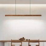 Suspension LED design moderne en bois marron Suspension LED design moderne en bois marron, au dessus d'une table de salle à manger.