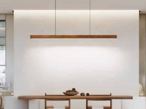 Suspension LED design moderne en bois marron, au dessus d'une table de salle à manger.