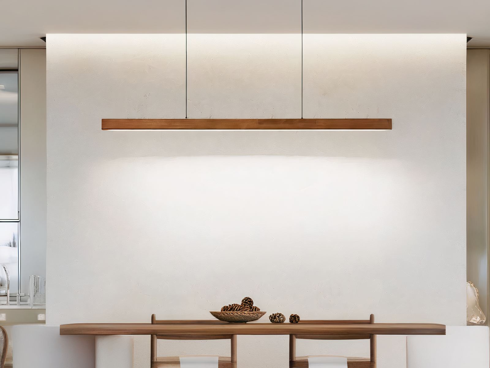 Suspension LED design moderne en bois marron, au dessus d'une table de salle à manger.