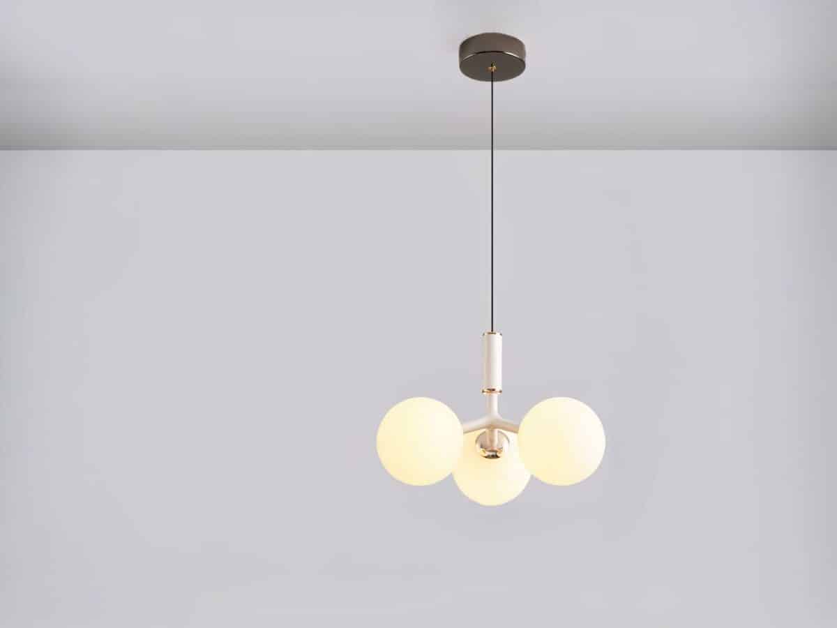 Suspension LED design moderne en forme de grappe Suspension LED design moderne en métal blanc en forme de grappe, sur un fond gris.