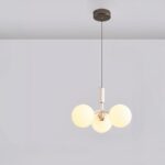 Suspension LED design moderne en forme de grappe Suspension LED design moderne en métal blanc en forme de grappe, sur un fond gris.