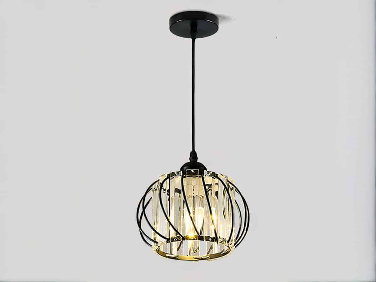 Suspension LED design moderne en métal noir, sur un fond gris.