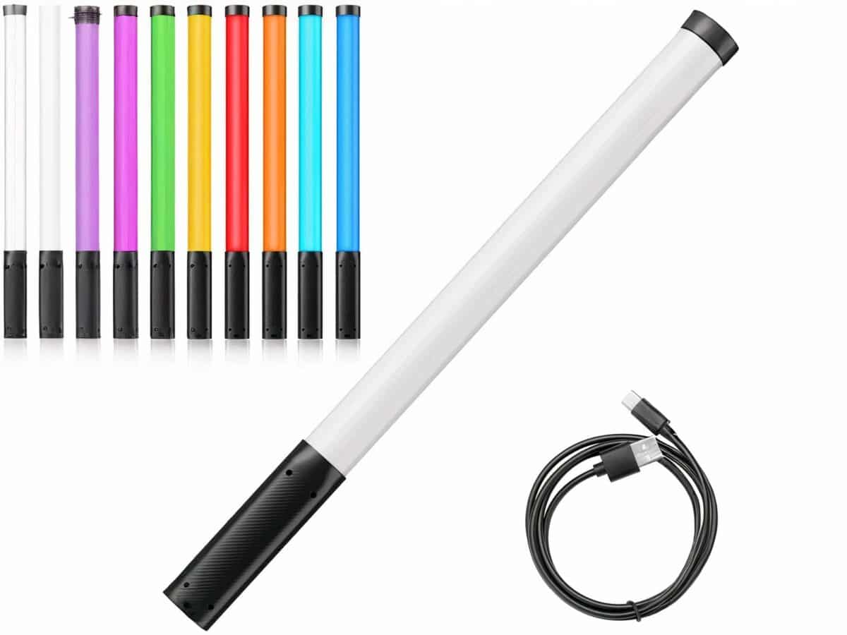 Tube néon LED léger et portatif sur fond blanc