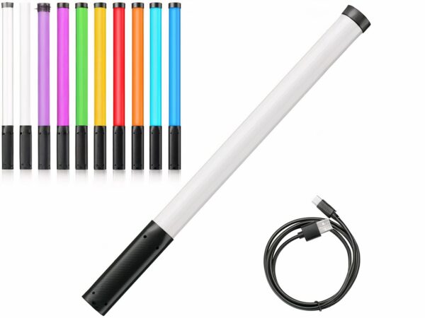 Tube néon LED léger et portatif sur fond blanc