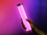 Tube néon LED moderne et pratique tenu dans une main