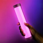 Tube néon LED moderne et pratique Tube néon LED moderne et pratique tenu dans une main