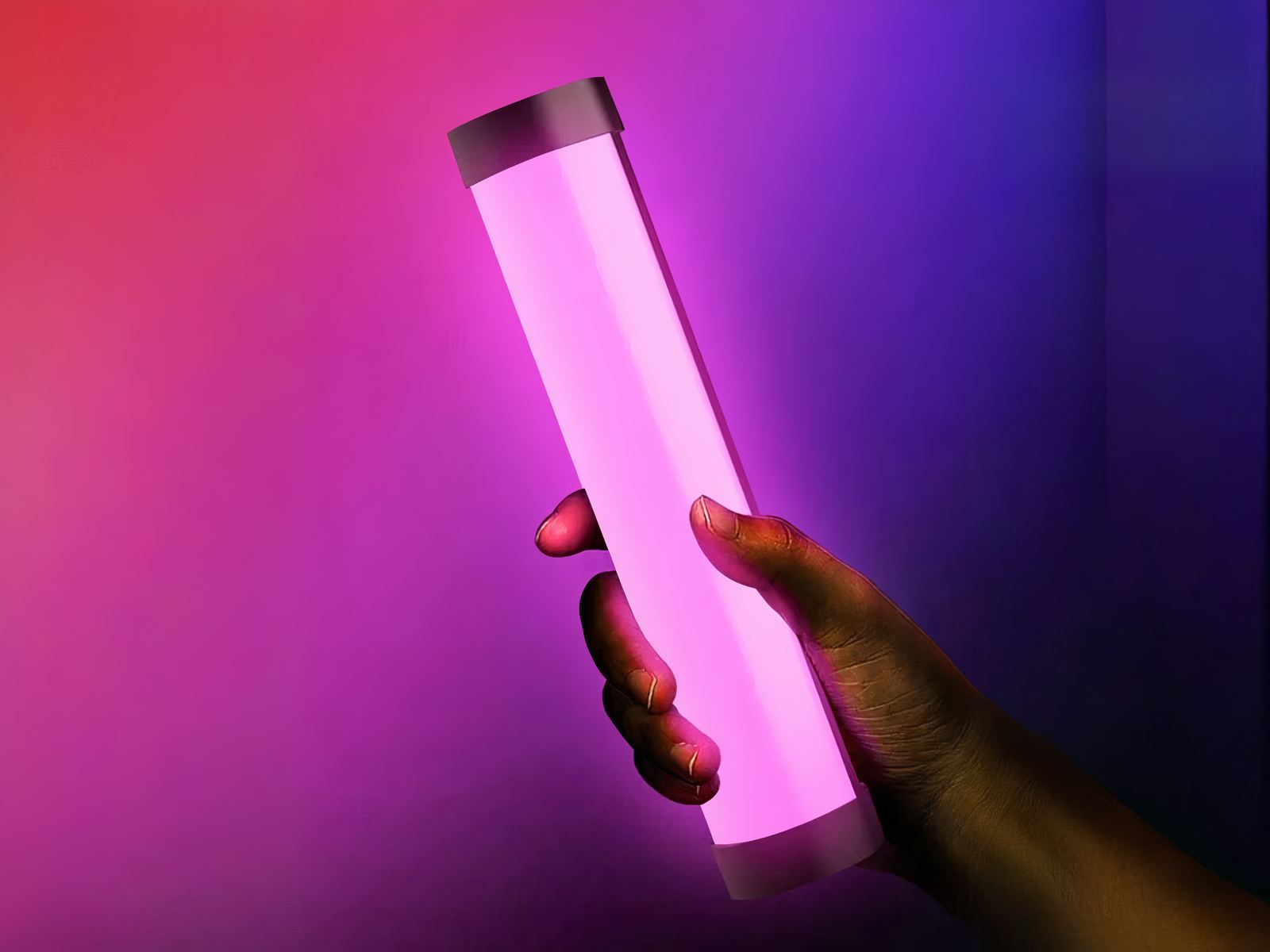 Tube néon LED moderne et pratique tenu dans une main