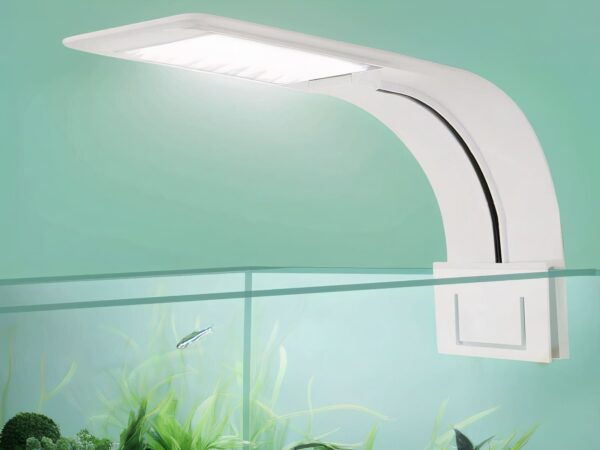 Lampe LED ultra fine pour aquarium de couleur blanche fixée sur le rebord de l'aquarium. Le fond est vert et la lampe est allumée.