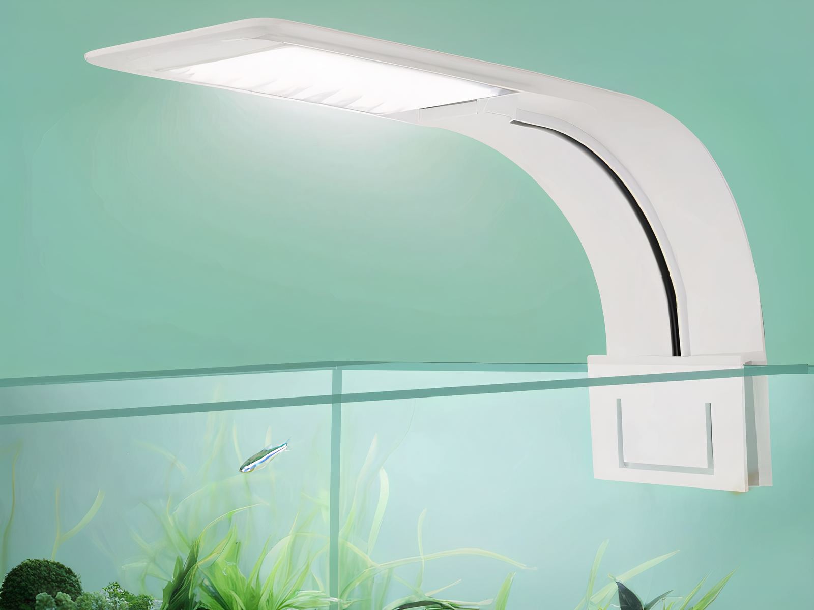 Lampe LED ultra fine pour aquarium de couleur blanche fixée sur le rebord de l'aquarium. Le fond est vert et la lampe est allumée.