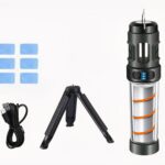 Lampe de poche LED antimoustique multifonctionnelle Une lampe de poche LED antimoustique posée sur un rocher éclaire une tente.