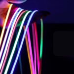 Ruban LED COB ultra fine 5 mm Bande LED COB ultra fine, flexible et colorée, montrant plusieurs rubans lumineux dans une main prête à l’installation, pour un éclairage original et personnalisé.