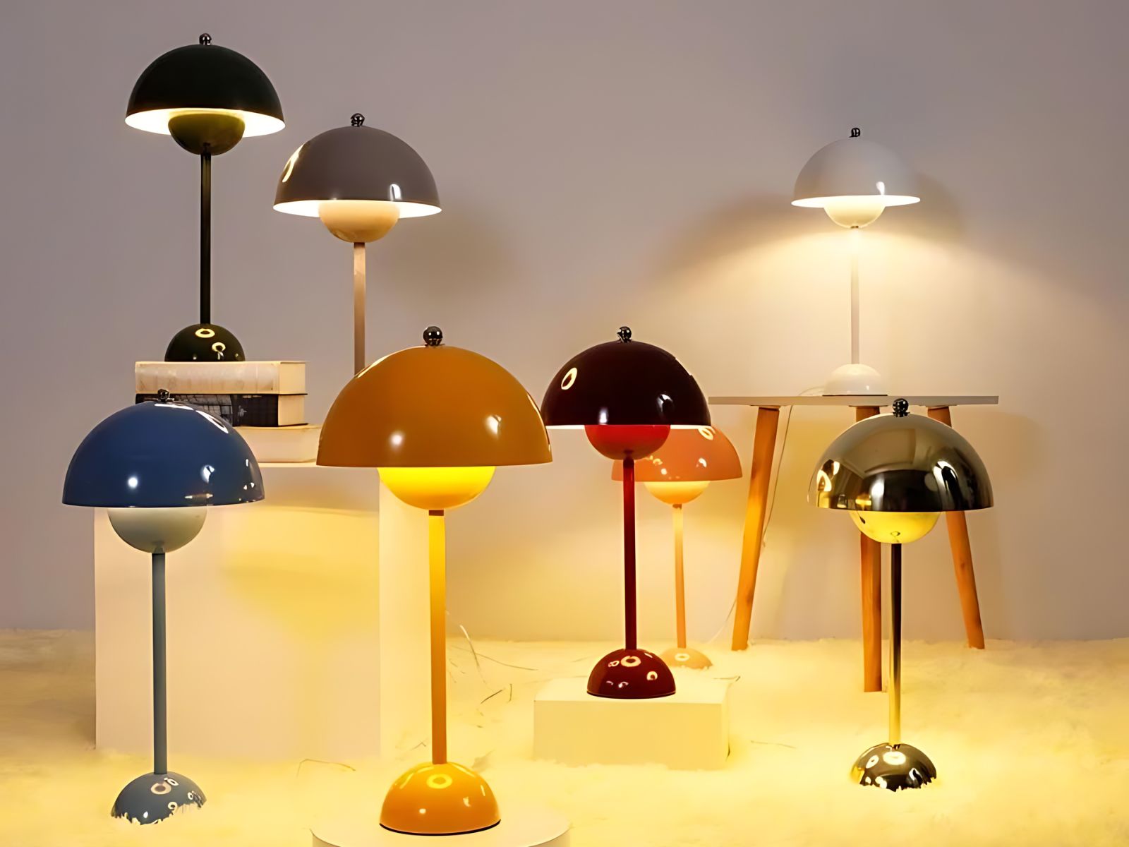 Lampe LED tactile à luminosité ajustable Lampe LED tactile : lampe design unique avec sept modèles colorés sur des socles variés, parfaite pour ajuster l’ambiance à votre intérieur, mise en lumière douce