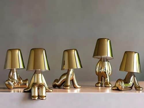 Veilleuses LED tactiles dorées, en forme de personnage dans des postures assises ou debouts avec un abat-jour brillant, apportant une lumière douce et une touche moderne à votre espace