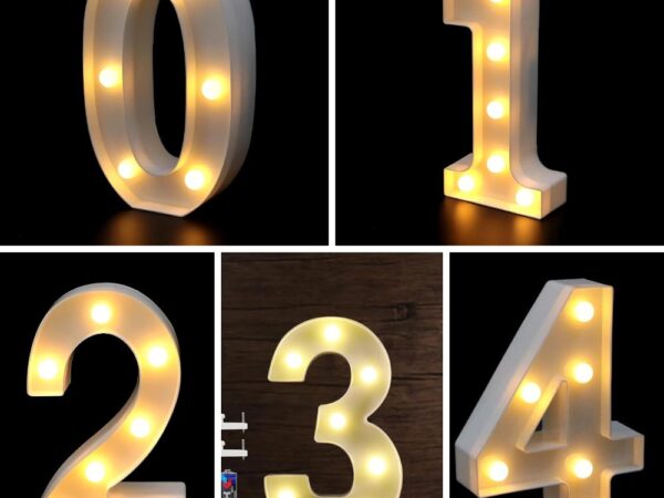 Ensemble d'enseignes lumineuses LED, toutes illuminées, représentant chacune un chiffre de 0 à 4